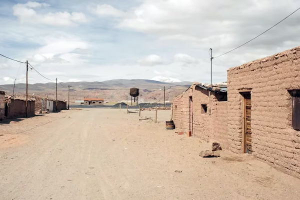 Cómo es el pueblo más alto de Argentina: casas de adobe, rituales y un volcán sagrado