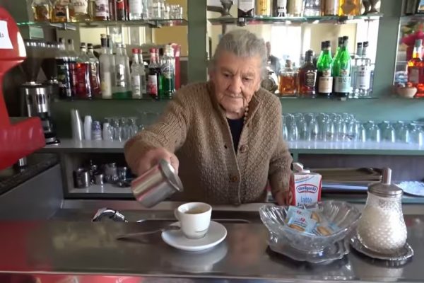 Tiene 99 años, es la barista más longeva de Italia y reveló su secreto para alcanzar su edad en plenitud