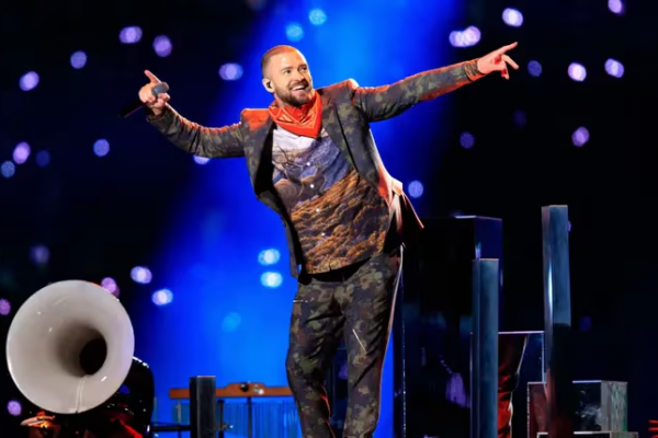 Justin Timberlake desafía la gravedad con un espectacular escenario flotante
