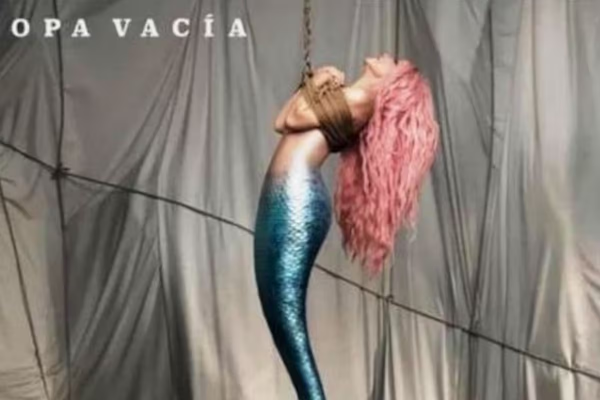 Atada como sirena: la práctica del Shibari que se viraliza gracias al videoclip de Shakira