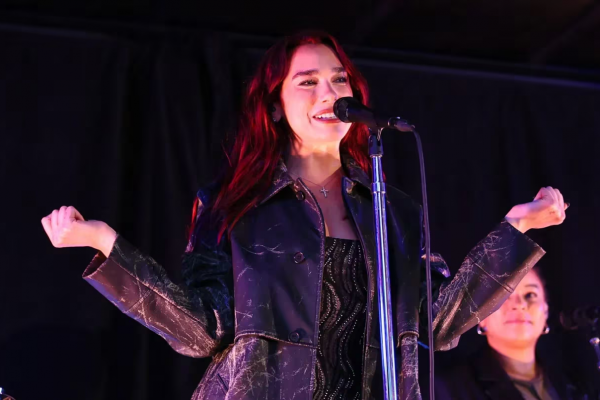 Dua Lipa apareció por sorpresa en Times Square y brindó un show gratuito con temas de “Radical Optimism”