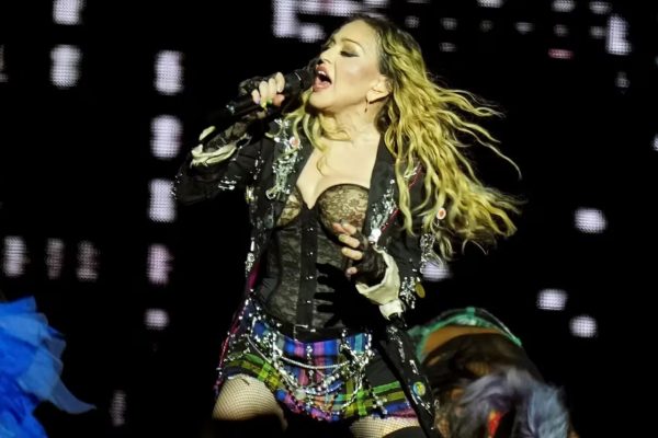 Un fan demanda a Madonna por mostrar pornografía “sin previo aviso” en sus shows