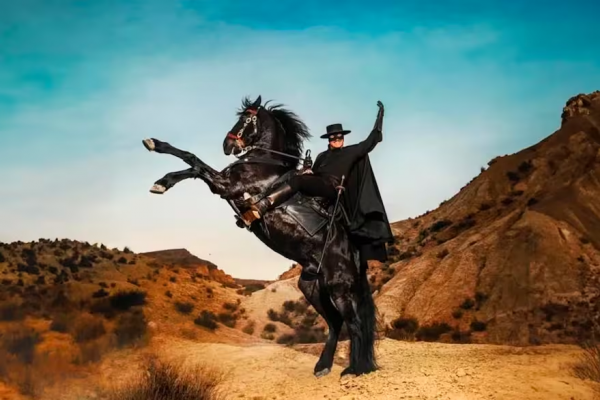 Casado y retirado de las redadas: cómo es la serie que imagina a El Zorro 20 años después, con un ganador del Oscar como protagonista
