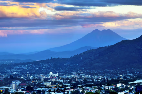Cuál es la ciudad capital más antigua de Centroamérica