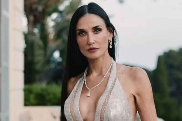 La foto en traje de baño con la que Demi Moore causó furor a sus 61 años