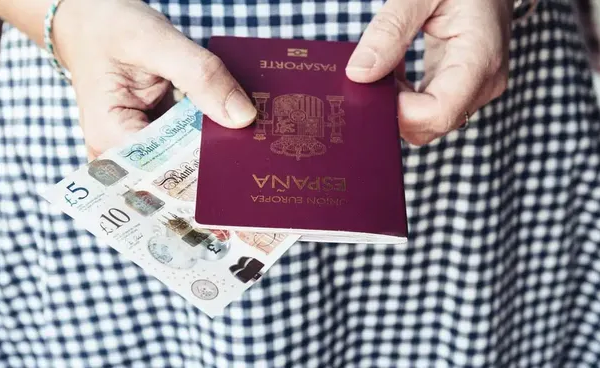 Cómo emigrar de Argentina a España sin pasaporte europeo: las opciones para trabajar y vivir legalmente