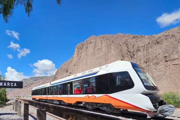 Cómo es viajar en el primer tren solar de América Latina que recorre paisajes emblemáticos del norte argentino