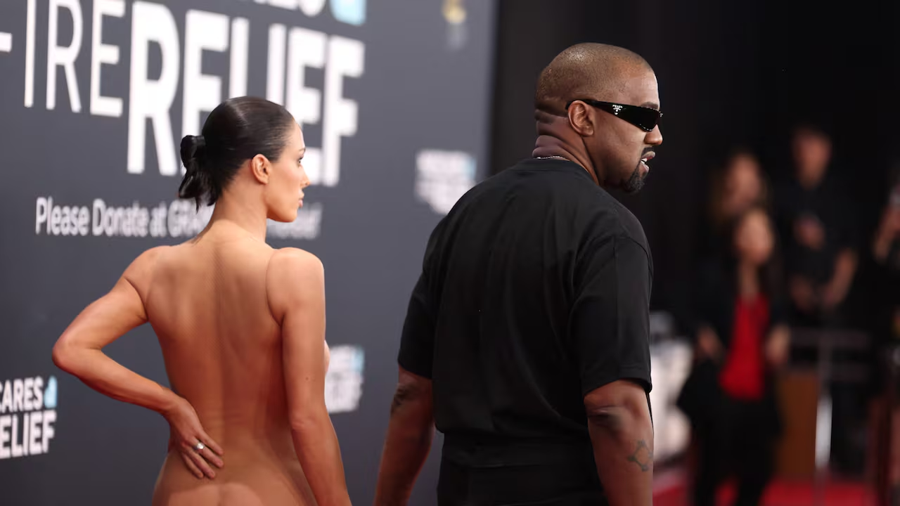Pol mica En Los Premios Grammy Bianca Censori Esposa De Kanye West 