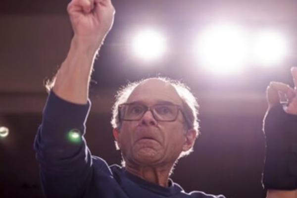 Un director de orquesta con Parkinson volvió a dirigir con la ayuda de un dispositivo cerebral