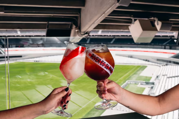Del Colón a la cancha de River: doce propuestas para comer rodeado de cultura en íconos turísticos de Buenos Aires