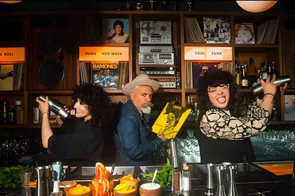 Bares y vinilos: la combinación que arrasa en la noche porteña