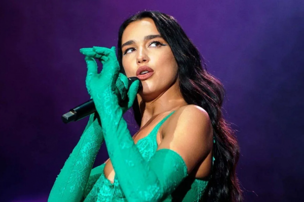 Dua Lipa cantó “Héroe” de Enrique Iglesias en español y sorprendió su excelente acento