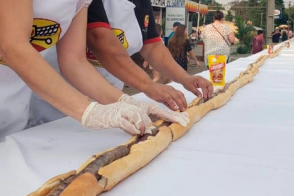 Santo Tomé logró el récord del choripán más largo del mundo: 267,70 metros de sabor y fiesta popular