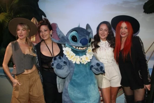 Reencuentro con nostalgia: Bandana brilló en la premiere de Lilo & Stitch