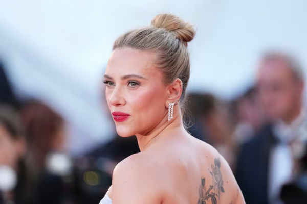 Scarlett Johansson: ama observar a la gente, se incomoda cuando se le plantea que es sexi y está feliz con su debut como directora