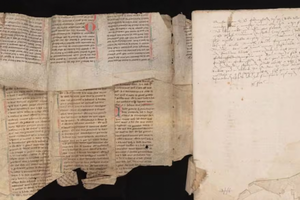 El manuscrito perdido por 400 años sobre la leyenda del rey Arturo y el mago Merlín hallado dentro de un libro
