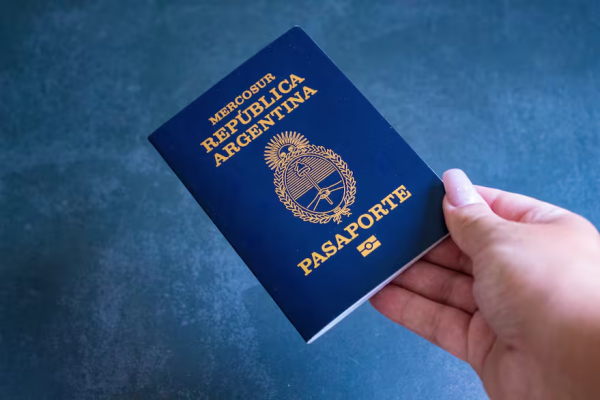 El Gobierno habilita un nuevo trámite para emitir el pasaporte y autorizar la salida del país de menores en simultáneo