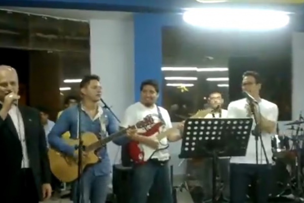 El video del Papa León XIV cantando villancicos en 2014 en Perú que se viralizó en las redes