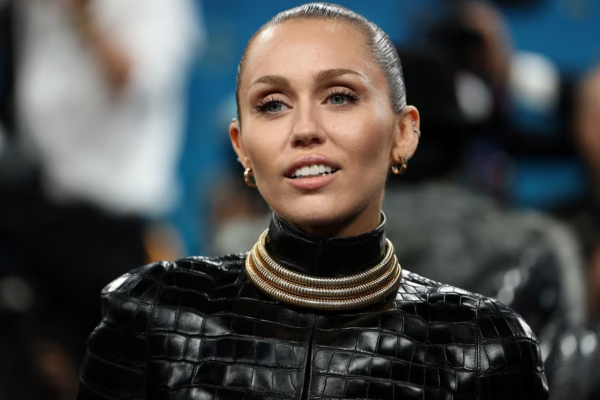 Miley Cyrus estrenó “Something Beautiful”, un disco aventurero y con una profunda carga emocional