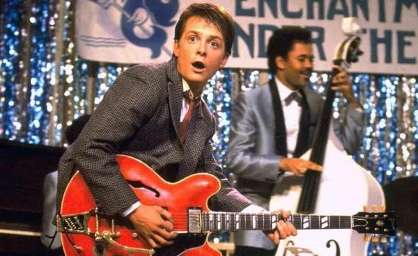 Michael J. Fox y Gibson se unen en la búsqueda de la guitarra utilizada en la película «Volver al futuro»