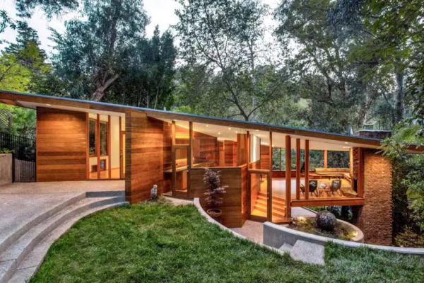 Cómo es la casa que eligió Dua Lipa para vivir en lo alto de Los Ángeles