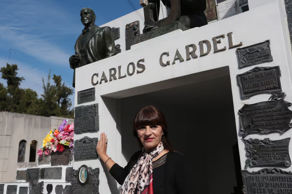 Edith Beraldi, la “guardiana de Carlos Gardel”: es martillera y dedica su vida a cuidar el mausoleo del Zorzal Criollo