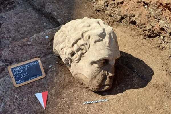 Hallaron una imponente cabeza de mármol durante excavaciones en el centro de Roma