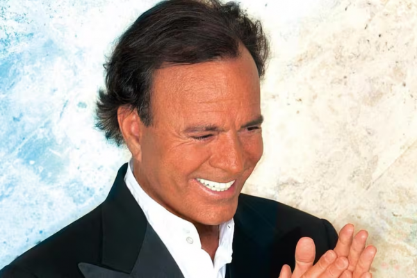 Julio Iglesias compró una mansión en un curioso pueblo con fábrica de ataúdes