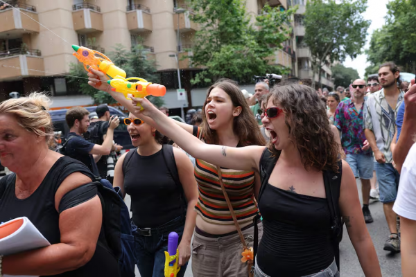 Pistolas de agua, bombas de humo y cierre del Louvre: protestas multitudinarias contra el turismo se extienden por Europa