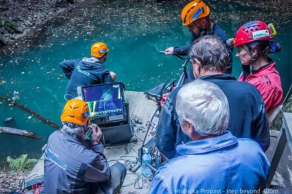 Investigadores accedieron a la cueva submarina más profunda del mundo y quedaron maravillados con lo que encontraron