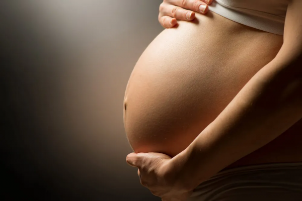 Contaminación ambiental, tabaquismo, estrés: cómo afectala calidad de vida en la posibilidad de tener hijos