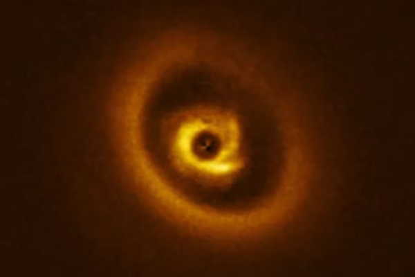 Astrónomos captan por primera vez el momento en que un planeta emerge de una estrella