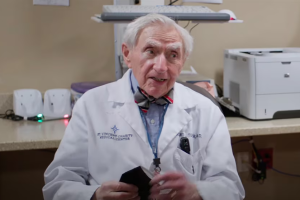 Tiene 102 años y es el neurólogo en actividad más longevo del mundo: los secretos de Howard Tucker para mantenerse en forma física y mentalmente