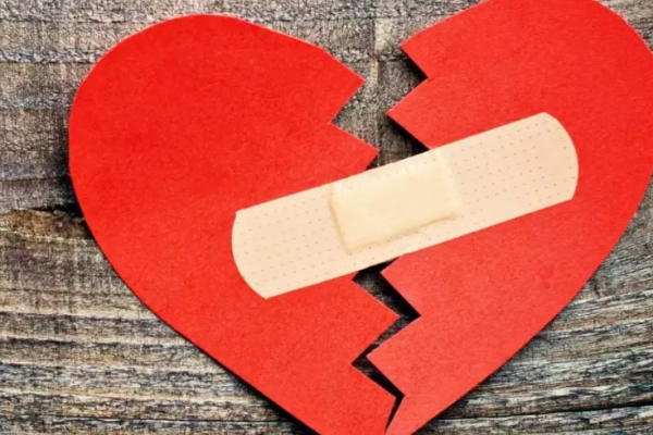 El desamor también duele: proponen licencia para sanar un corazón roto