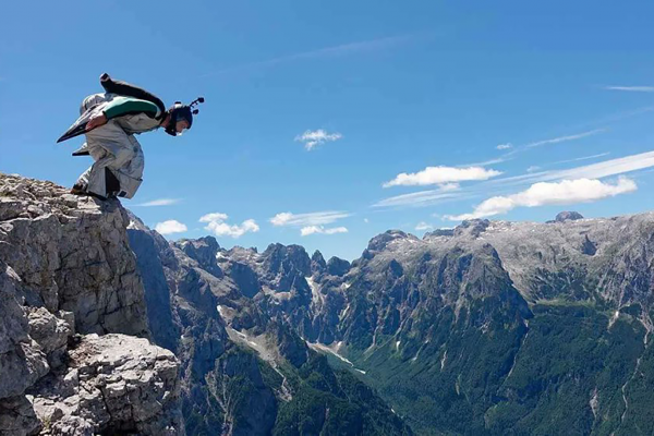 Conmoción por la trágica muerte de la “Mujer Adrenalina” después de un salto extremo en paracaídas