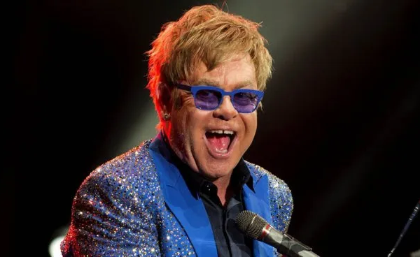 Elton John celebró sus 35 años de sobriedad con un emotivo mensaje
