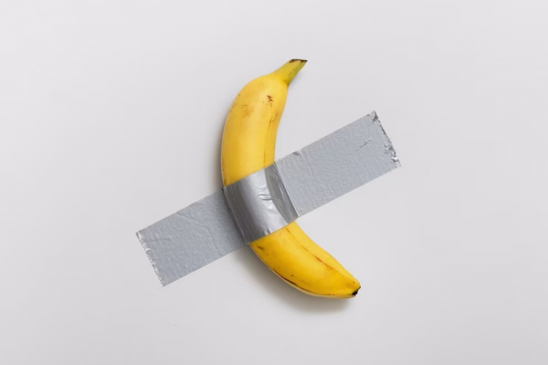 La banana millonaria de Maurizio Cattelan volvió a ser devorada, esta vez en un museo francés