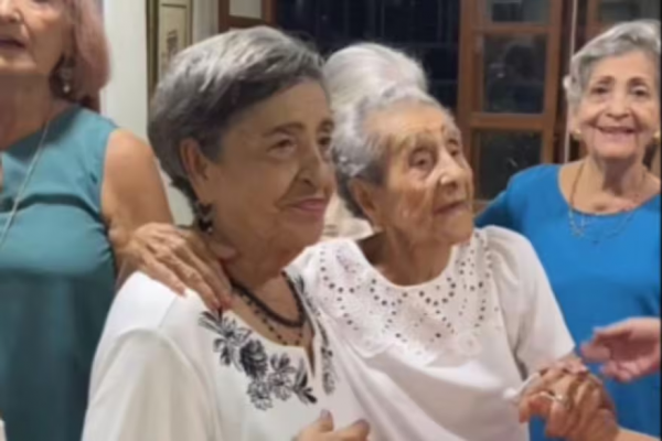 Tiene 104 años, la rompió en la pista de baile del cumpleaños número 82 de su hija y se volvió viral