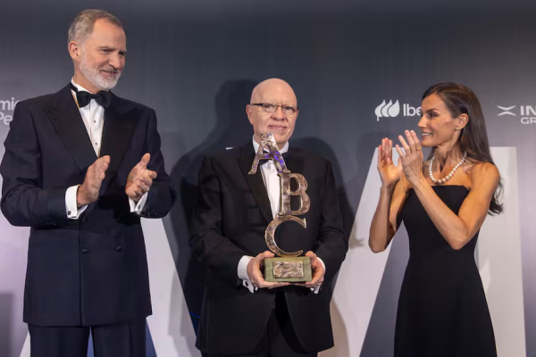 Jorge Fernández Díaz recibió el premio Cavia de manos de los reyes de España
