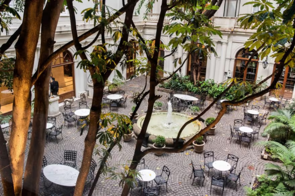 Entre jardines secretos e historia: cinco cafés que pasan inadvertidos en pleno Buenos Aires