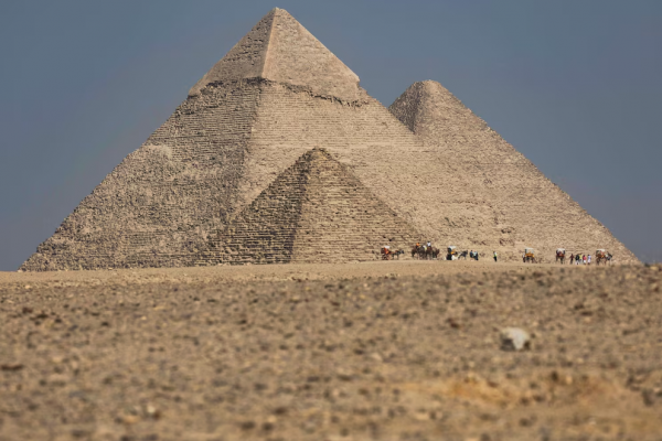 Un misterioso hallazgo bajo la arena junto a las pirámides de Giza despierta especulaciones