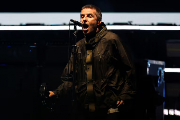Liam Gallagher se burló en vivo de Coldplay y la “kiss cam”: “No nos importa con quién se toquetean”