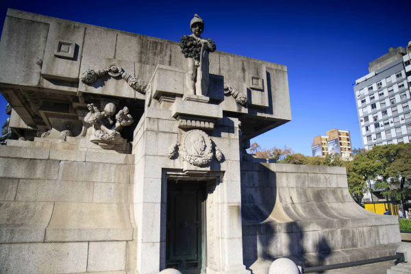 El monumental mausoleo que alberga los restos de Rivadavia, el prócer que no quería ser enterrado en Buenos Aires