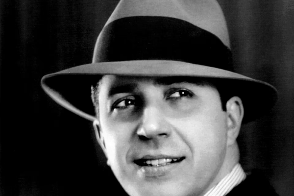 Walter Santoro, el mecenas que preserva los objetos de Gardel: de la corbata de la suerte al presagio en el documento de Dona Berta