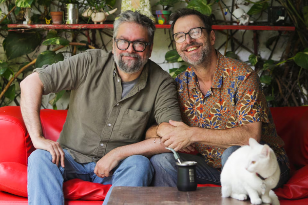 Kevin Johansen y Liniers: por qué Fernando Peña los “presentó”, la influencia de Les Luthiers y un disco de colección