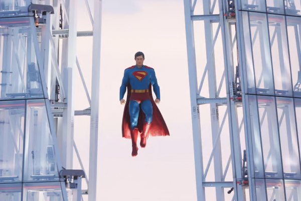 Superman “aparece” sobre el rascacielos más alto de Londres con una increíble estatua para promocionar su nueva película