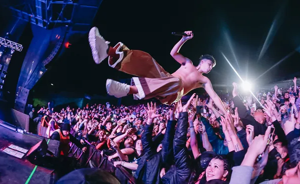 Mal momento para Trueno en España: saltó al público en un show pero no lo atraparon