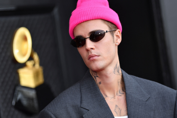 Un imitador de Justin Bieber engañó al dueño de un boliche, lo dejó actuar y después lo descubrió