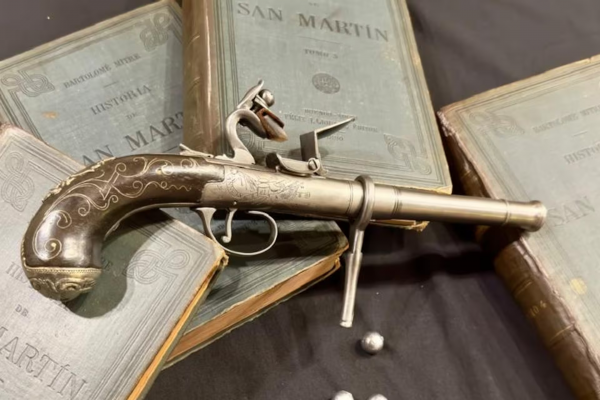 De San Martín a Piratas del Caribe: en un taller de Rosario, padre e hijo fabrican armas históricas que se lucen en Hollywood