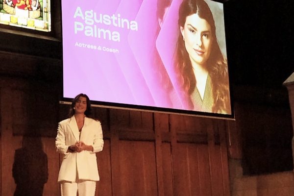 La actriz y cantautora argentina Agustina Palma presentó su nueva canción y disertó en Ámsterdam, invitada para brindar un fuerte testimonio personal
